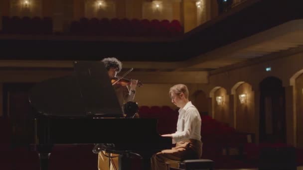 Arco Músicos Masculinos Multiétnicos Tocando Violín Piano Cola Juntos Escenario — Vídeo de stock