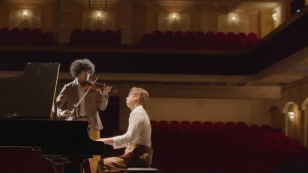 Ampia Ripresa Duetto Multietnico Che Suona Violino Pianoforte Coda Insieme — Video Stock