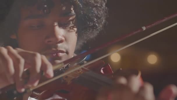 Bogenaufnahme Eines Jungen Afroamerikanischen Musikers Mit Schwarzem Lockigem Haar Der — Stockvideo