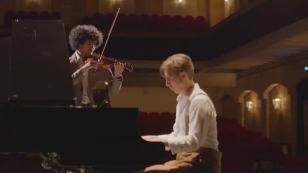 Arco Plano Del Músico Afroamericano Tocando Violín Como Pianista Caucásico — Vídeo de stock