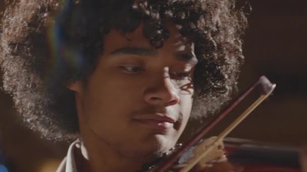 Nahaufnahme Einer Jungen Afroamerikanischen Geigerin Die Scheinwerferlicht Der Bühne Geige — Stockvideo