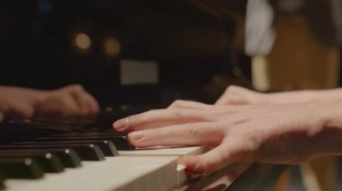 Sahne performansı sırasında keman eşliğinde piyano çalan profesyonel piyaniste yakından bakın.
