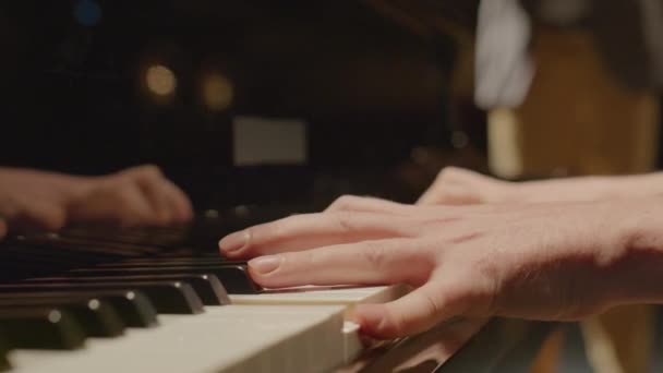 Крупный План Профессионального Пианиста Играющего Рояле Скрипкой Время Выступления Сцене — стоковое видео