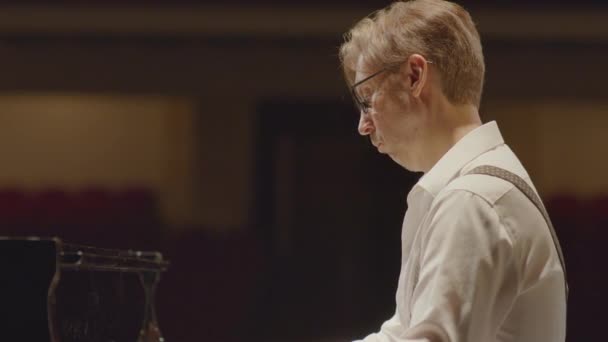 Pianista Tocando Piano Cola Escenario Mientras Tiene Recital Music Hall — Vídeo de stock
