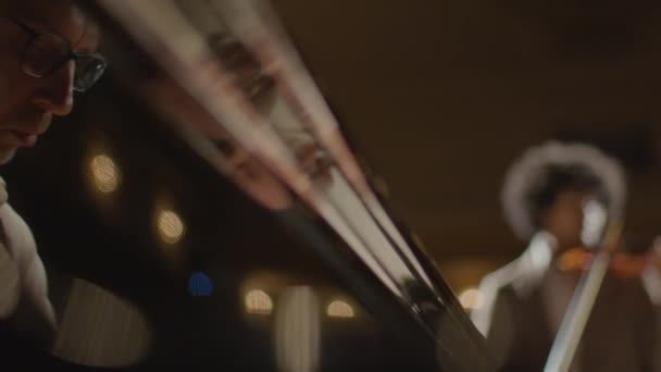 Primer Plano Toma Mano Músico Profesional Tocando Piano Cola Con — Vídeos de Stock