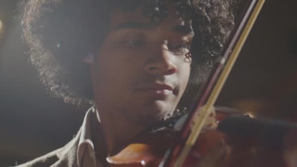 年轻的非洲裔美国小提琴演奏家在舞台上表演音乐的手持相机镜头 — 图库视频影像