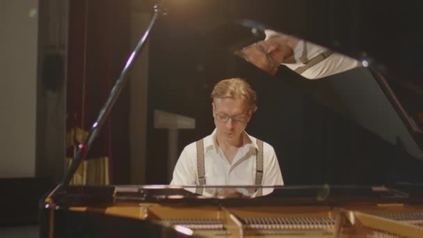 Піаніст Виконує Класичну Музику Даючи Концерт Сцені — стокове відео