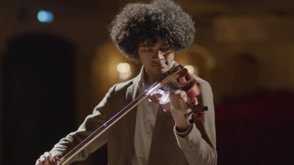 Дуга Вистрілює Молодого Афроамериканського Скрипаля Який Грає Музику Сцені — стокове відео