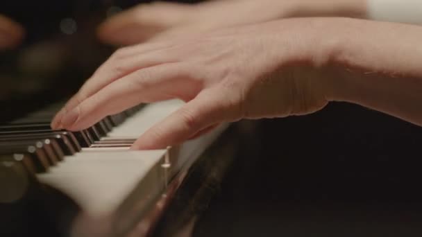 Γκρο Πλαν Άποψη Των Χεριών Του Αγνώριστο Αρσενικό Πιανίστα Παίζει — Αρχείο Βίντεο
