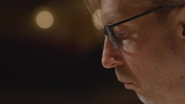男子钢琴家戴着眼镜在舞台上弹钢琴的特写镜头 — 图库视频影像