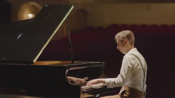 Arco Pianista Masculino Óculos Camisa Tocando Piano Cauda Palco Enquanto — Vídeo de Stock