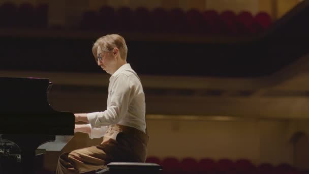 演奏会前 钢琴演奏者在音乐厅的舞台上表演音乐 — 图库视频影像