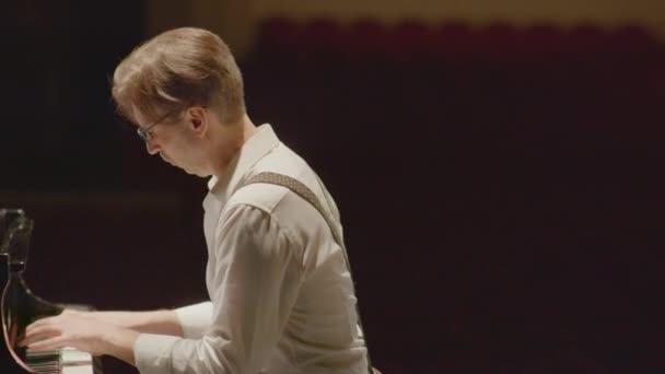 在音乐厅准备独奏会的同时 钢琴家在舞台上演奏大钢琴的弧度中景镜头 — 图库视频影像