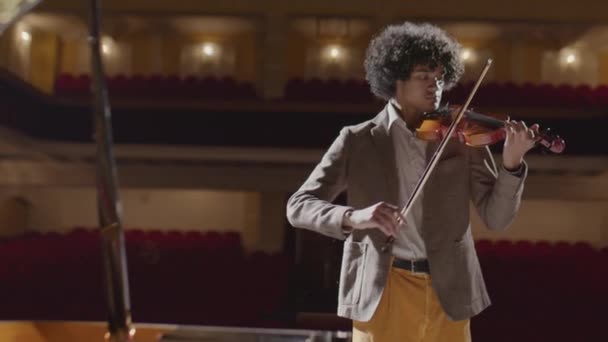 Молодой Афроамериканский Музыкант Стоящий Рояля Сцене Мюзик Холле Играющий Скрипке — стоковое видео