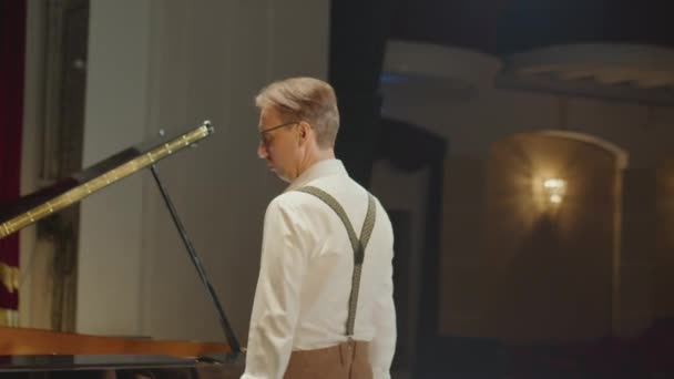 Miután Lelőtték Virtuóz Zongorista Sétál Színpadon Koncertteremben Majd Játszik Nagy — Stock videók