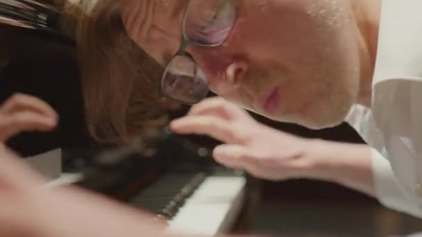 快速弹奏强烈钢琴曲的情感钢琴家近景 — 图库视频影像