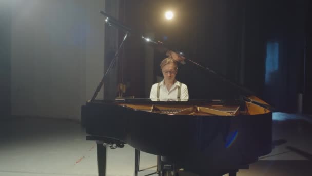 Увеличить Изображение Виртуозного Пианиста Играющего Рояле Сцене Пустом Концертном Зале — стоковое видео