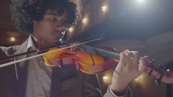 Bogenaufnahme Eines Jungen Afroamerikanischen Musikers Der Rampenlicht Geige Spielt Während — Stockvideo