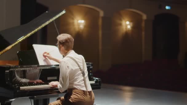 Обратный Вид Пианиста Сочиняющего Музыку Записывающего Нотной Бумаге Рояля Сцене — стоковое видео