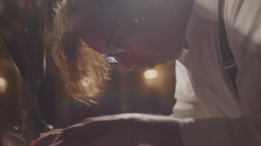 Sahnedeki performans sırasında usta piyanistin hızlı müzik çaldığı yakın çekim.