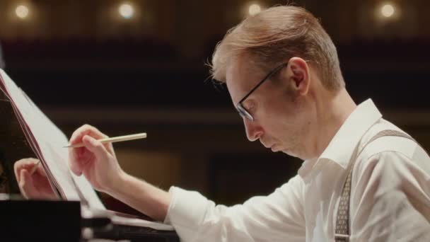 Poręczny Aparat Zbliżenie Strzał Profesjonalnego Pianisty Zapisując Papierze Notacji Podczas — Wideo stockowe