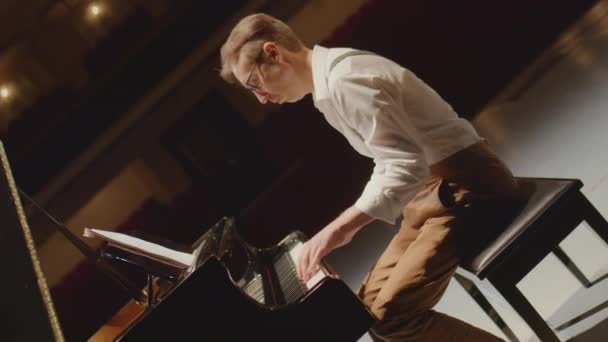 钢琴家在音乐厅舞台上弹奏大钢琴的相机旋转镜头 — 图库视频影像