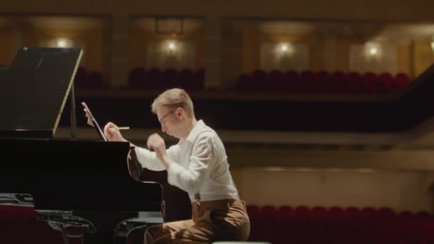 Oldalnézet Zeneszerző Írásban Kottát Dobja Össze Papírt Miközben Nagy Zongora — Stock videók