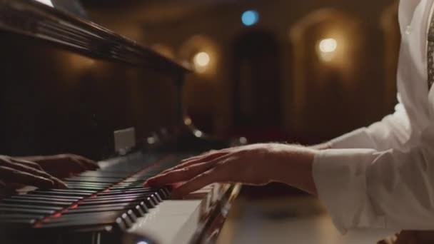 Gros Plan Musicien Méconnaissable Jouant Piano Sur Scène — Video
