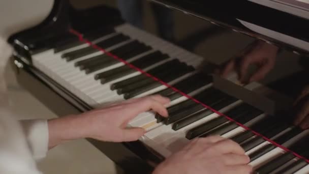 Primer Plano Sobre Hombro Músico Tocando Piano Cola — Vídeo de stock