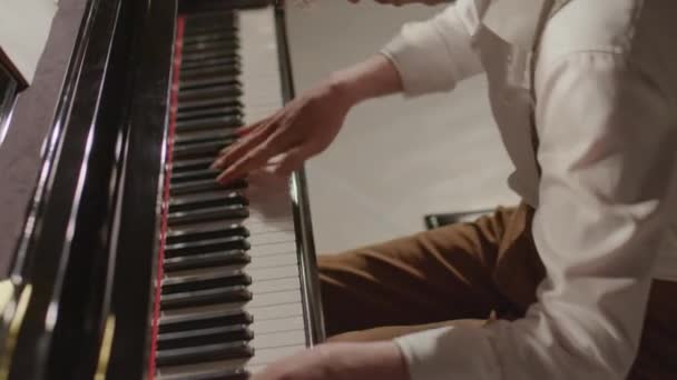 Inclinado Tiro Abajo Pianista Talentoso Tocando Música Dramática Piano Cola — Vídeo de stock