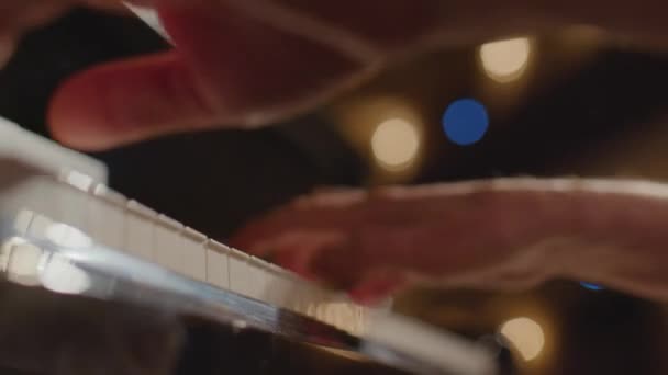 Fechar Baixo Ângulo Tiro Mãos Músico Masculino Tocando Piano Palco — Vídeo de Stock