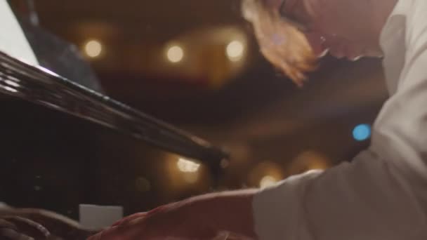 Nahaufnahme Selektiver Fokusaufnahme Konzentrierter Männlicher Musiker Die Intensive Klaviermusik Auf — Stockvideo