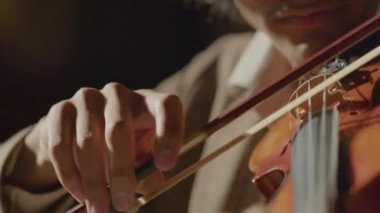 Performans sırasında kemancı çalarken yakın çekim