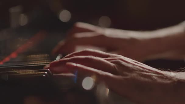 Κοντινό Πλάνο Των Χεριών Του Αρσενικού Μουσικού Που Παίζει Πιάνο — Αρχείο Βίντεο