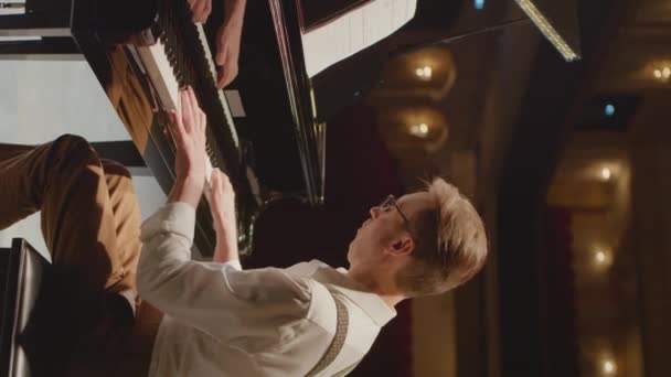 Вертикальний Знімок Професійного Музиканта Який Грає Піаніно Сцені Концертному Залі — стокове відео