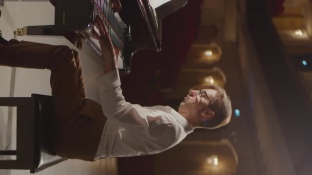 Fotografía Vertical Del Pianista Masculino Tocando Piano Cola Escenario Una — Vídeos de Stock