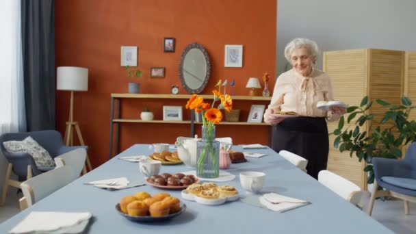 Powiększ Ujęcie Starszej Białej Kobiety Podającej Jedzenie Stole Podczas Przygotowań — Wideo stockowe