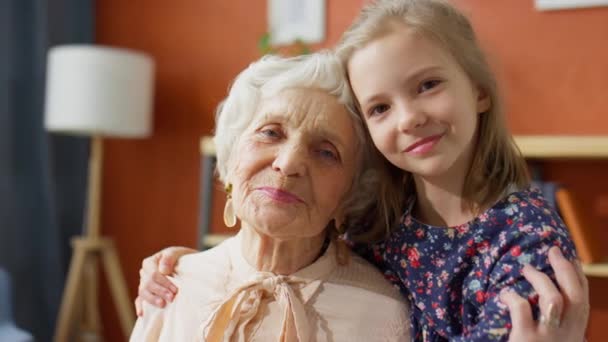 Evdeki Kameraya Poz Verirken Mutlu Büyükanneye Sarılan Küçük Güzel Bir — Stok video