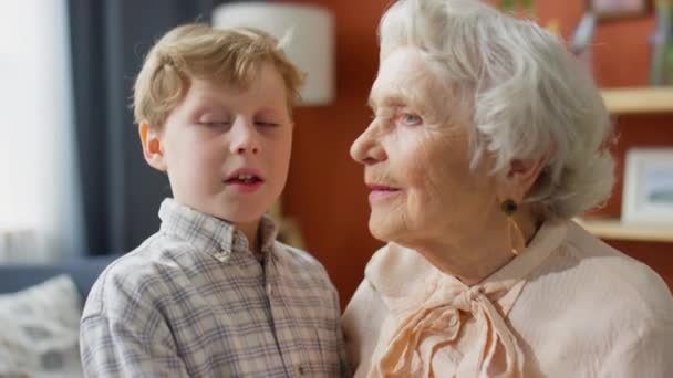 Χαριτωμένο Μικρό Αγόρι Απαγγέλλοντας Ποίημα Στη Γιαγιά Ενώ Έχουν Οικογενειακή — Αρχείο Βίντεο