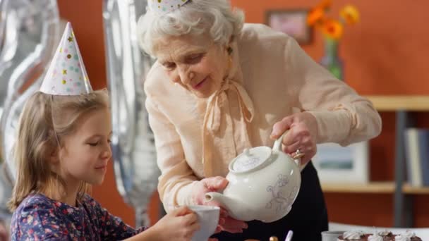 Schräge Aufnahme Einer Älteren Großmutter Mit Partyhut Die Tee Tasse — Stockvideo