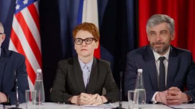 Çok ırklı ülke temsilcilerinin mikrofonlarla masaya oturması ve basın toplantısı sırasında seyircilere kamuoyu açıklaması yapması