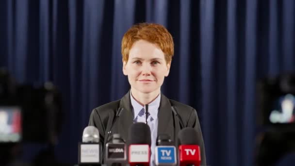 Kobieta Polityk Stojący Podium Mikrofonami Pozowanie Kamery Uśmiechem Podczas Konferencji — Wideo stockowe