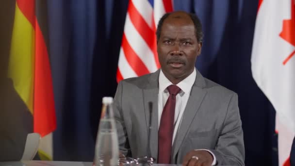 Афро Американский Лидер Выступает Микрофон Время Общения Журналистами Время Международной — стоковое видео