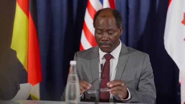 Afroamerikansk Manlig Politiker Svarar Frågan Journalist Internationell Presskonferens — Stockvideo