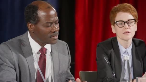 非洲裔美国男性政治家和白人女性领导人在国际新闻发布会上对听众讲话 — 图库视频影像