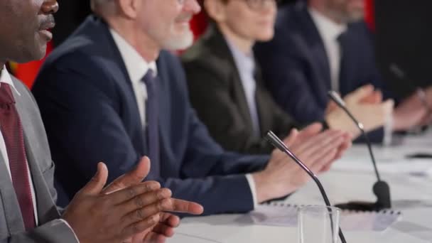 Tilt Rack Focus Shot Multiethnic Diplomats Sitting Press Conference Table — Vídeo de stock