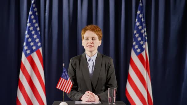 Vrolijke Vrouwelijke Politicus Geeft Toespraak Rostrum Met Amerikaanse Vlag Het — Stockvideo