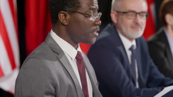 Foto Fokus Selektif Diplomat Afrika Amerika Dalam Setelan Formal Dan — Stok Video