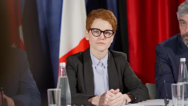 Kaukasisk Kvinnlig Politisk Ledare Som Svarar Frågor Från Journalister När — Stockvideo