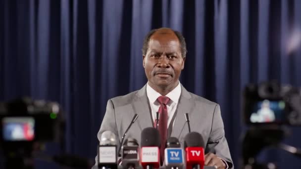 Afro Amerikaanse Politicus Kijkt Naar Camera Spreekt Microfoons Tijdens Persconferentie — Stockvideo